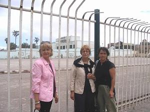 ORAN MAI 2008 2613 denise roselyne et patricia devant stade du fco